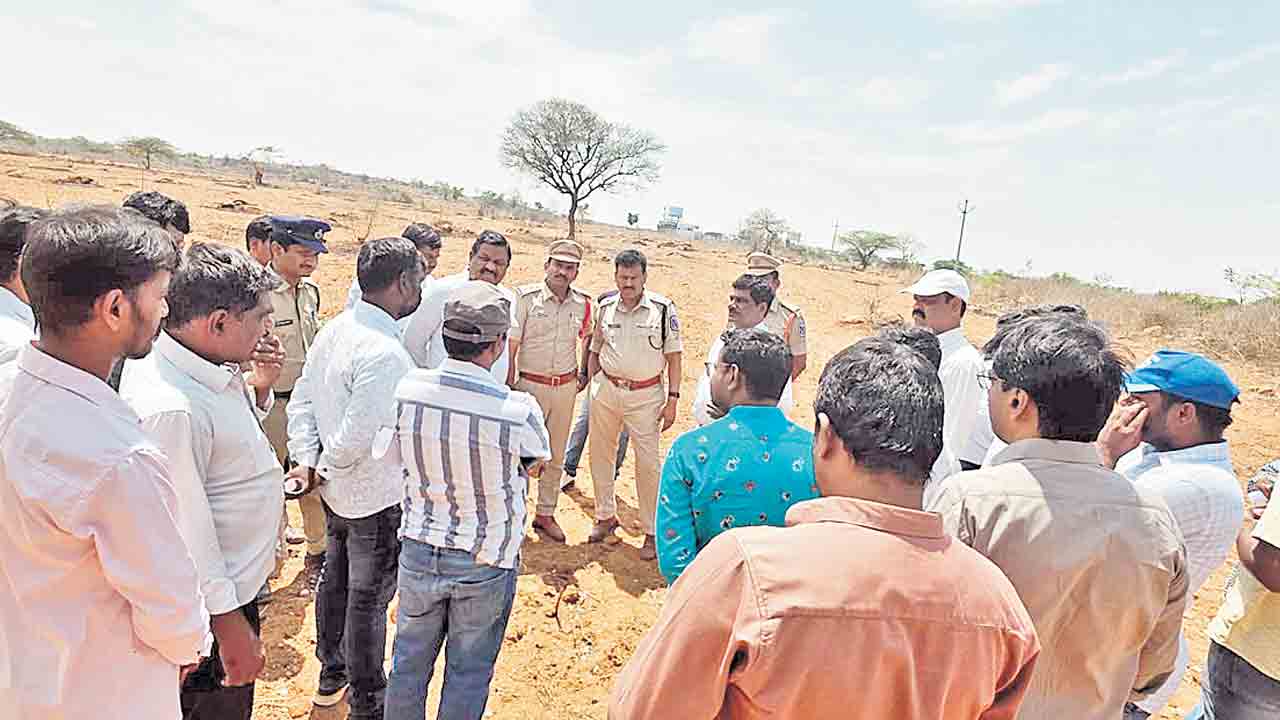 Pharma City | ఫార్మాసిటీ భూముల్లో పంటలు వేయొద్దు.. రైతులకు అధికారుల స్పష్టీకరణ