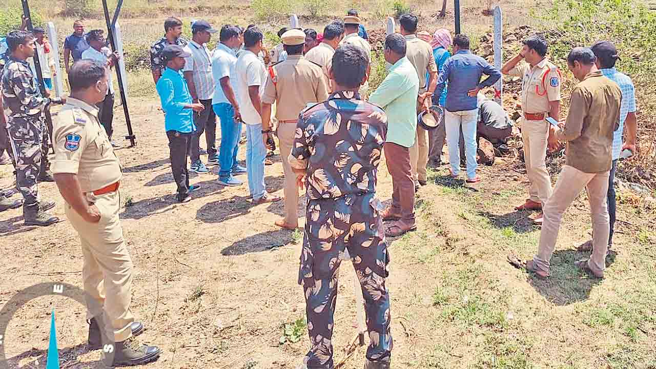 కొనసాగుతున్న ఫార్మా ఫెన్సింగ్‌ పనులు