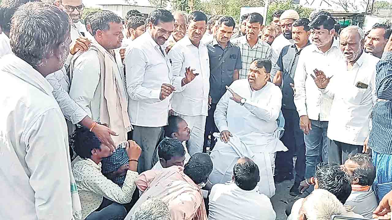 ధాన్యం కొనాలని రోడ్డెక్కిన రైతులు