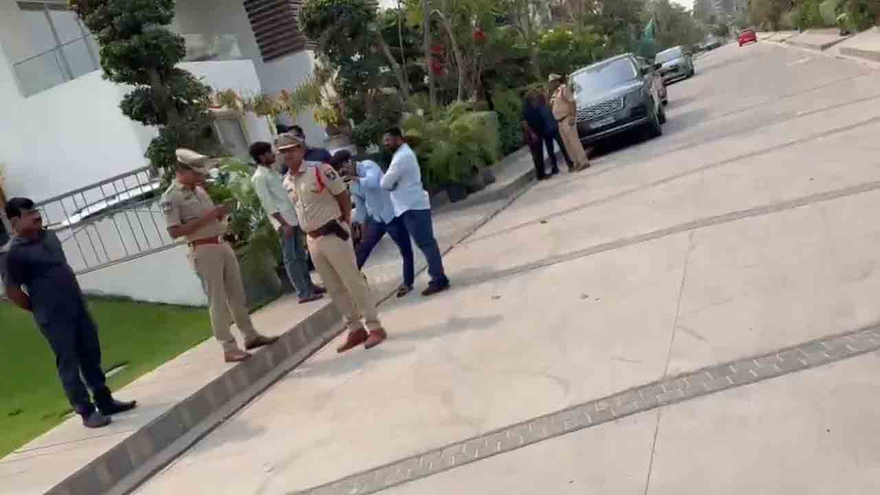 BRS leaders | కంచ గచ్చిబౌలి భూముల వివాదం.. కేటీఆర్‌, హరీష్‌రావు ఇళ్లవద్ద పోలీసుల మోహరింపు