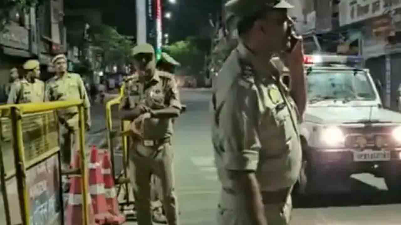 Woman Dies During Police Checking | పోలీస్‌ తనిఖీ సందర్భంగా బైక్‌ నుంచి పడి   మహిళ మృతి.. ఎస్‌ఐపై కేసు