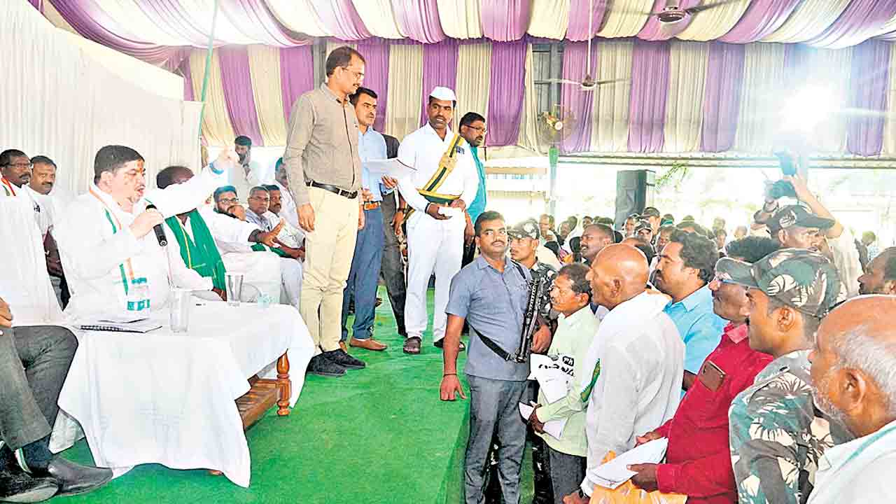 ప్రభుత్వ భూములు కబ్జాచేస్తే చర్యలు