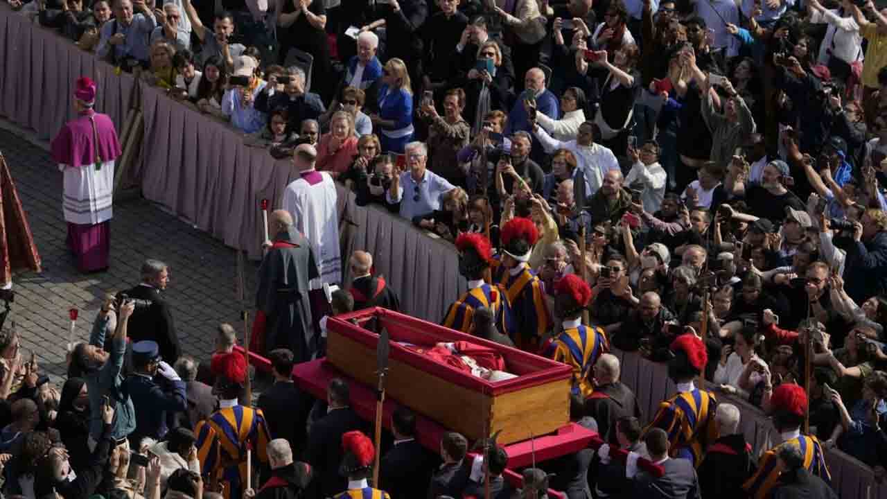 Pope Francis | ప్రజల సందర్శనార్థం.. సెయింట్‌ పీటర్స్‌ బసిలికాకు పోప్‌ ఫ్రాన్సిస్‌ భౌతికకాయం