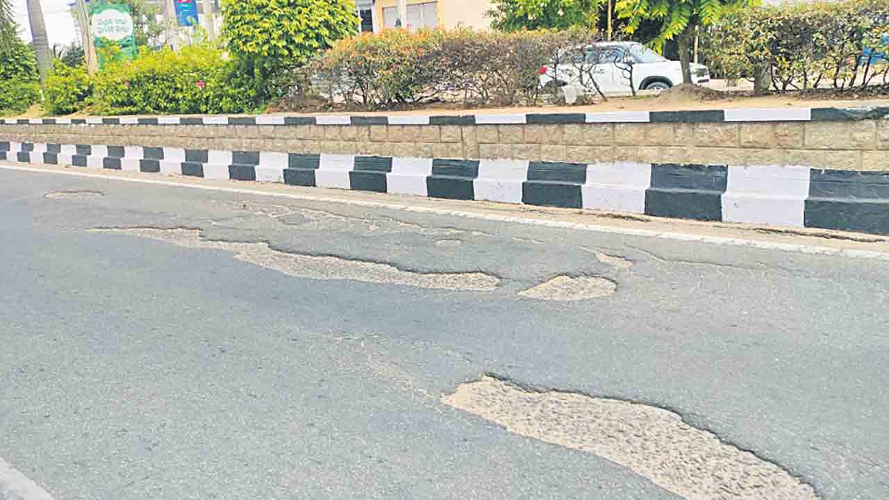 రోడ్డుకు మరమ్మతులెప్పుడో?