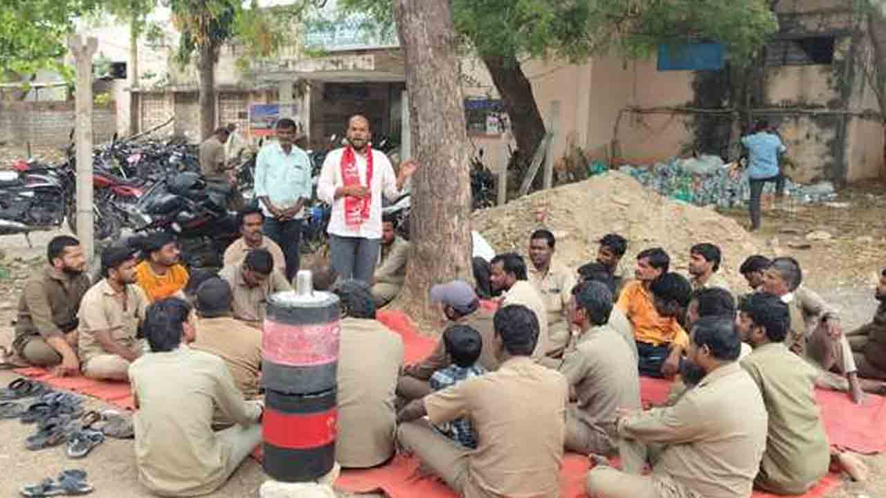 Private RTC Drivers | ప్రైవేటు ఆర్టీసీ డ్రైవర్ల వేతనాలు పెంచాలని సీఐటీయూ నిరసన