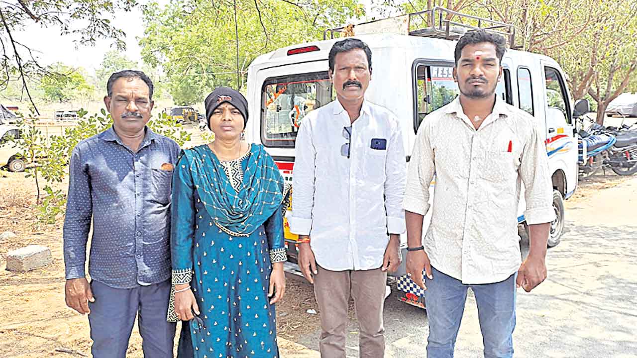 నలుగురిపై చర్యలు తీసుకోవాలి