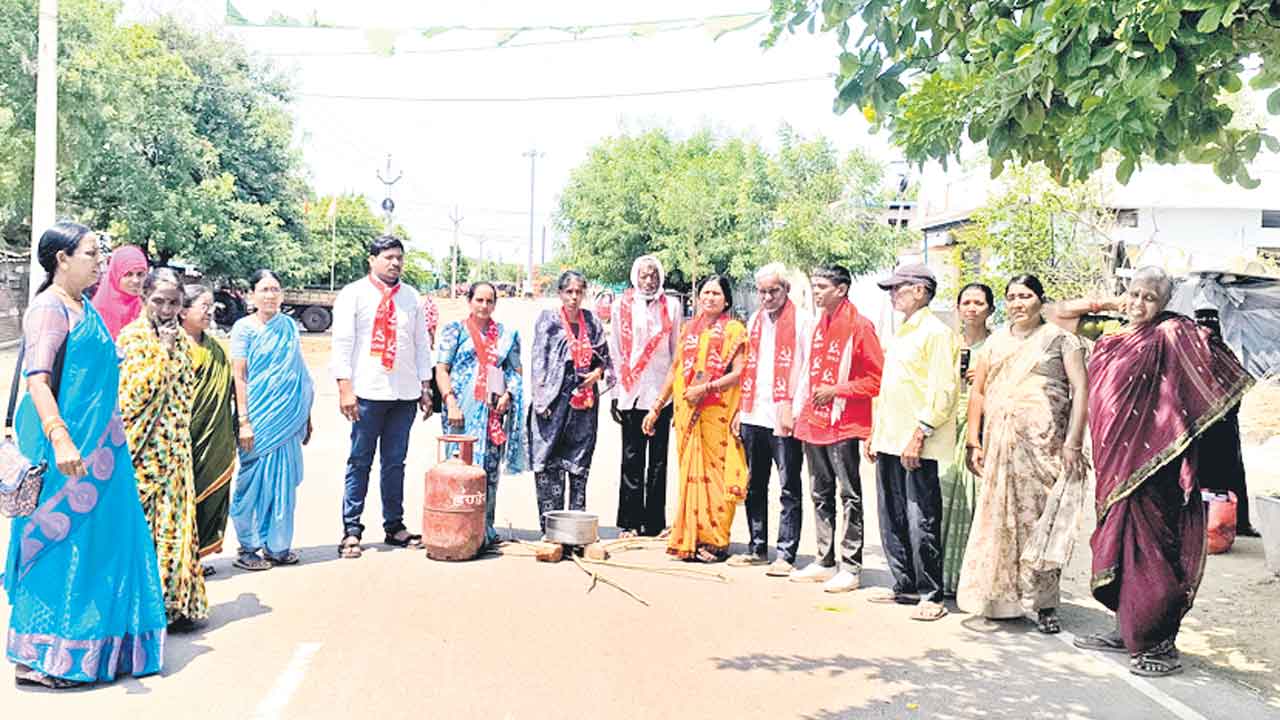 గ్యాస్‌ ధర తగ్గించాలని నిరసన