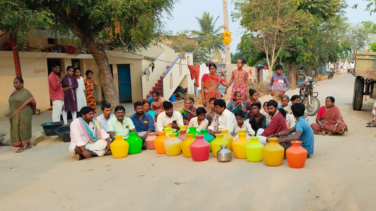 Water Crisis | తాగునీటి కోసం రోడ్డెక్కిన ఉప్పరపల్లి.. ఖాళీ బిందెలతో ధర్నా