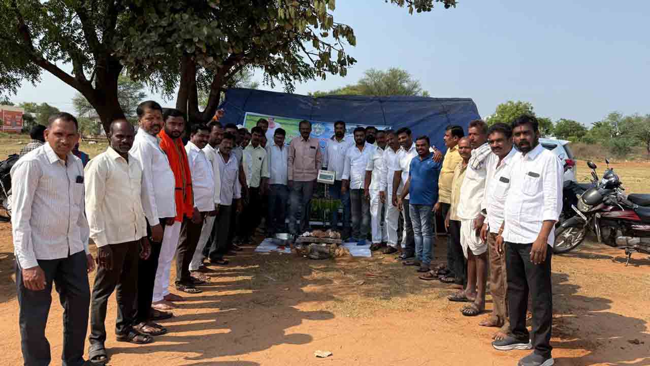 Purchase Centres | రైతులు ధాన్యాన్ని కొనుగోలు కేంద్రాల్లోనే విక్రయించాలి : పీఏసీఎస్‌ చైర్మన్‌