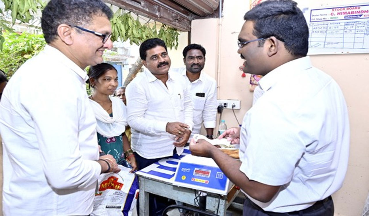 సన్న బియ్యం పంపిణీ సాఫీగా జరగాలి..-  కలెక్టర్ రాజీవ్ గాంధీ హనుమంతు