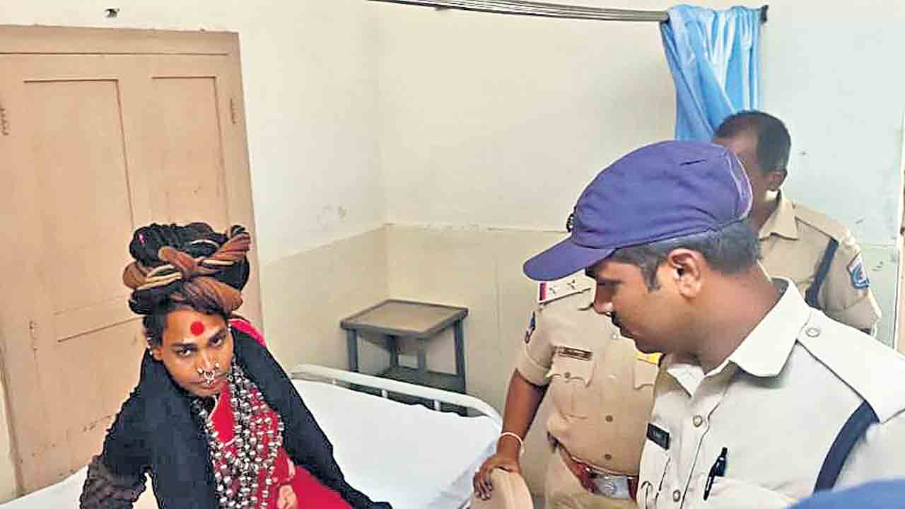 తంత్ర పూజలంటూ.. నమ్మబలికి లక్షలు వసూలు చేసి