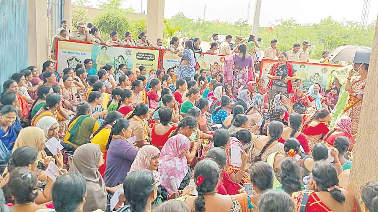 వెంటనే సెలవులు ప్రకటించాలి