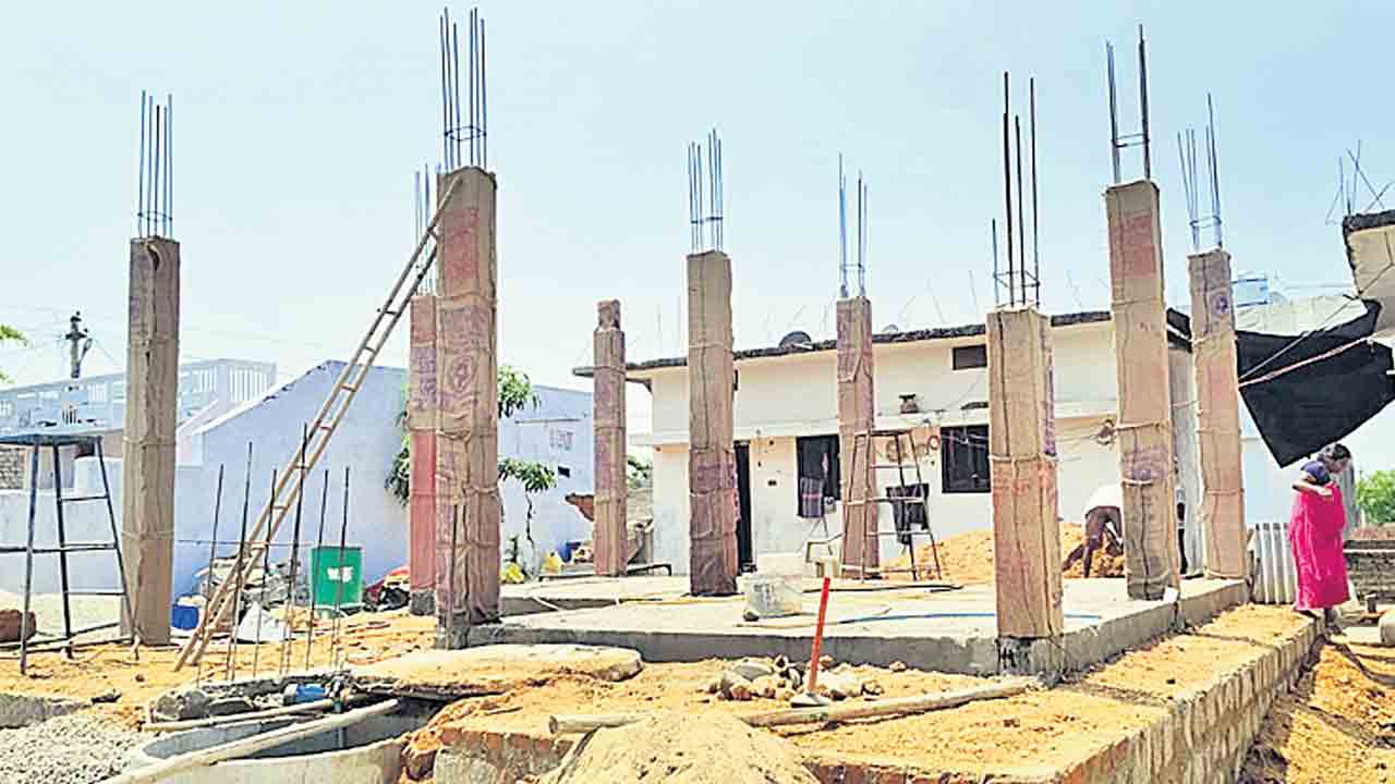 రాని బిల్లులు.. ఆగిన నిర్మాణాలు