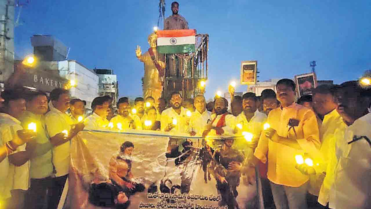 పహల్గాం మృతులకు కొవ్వొత్తులతో నివాళి