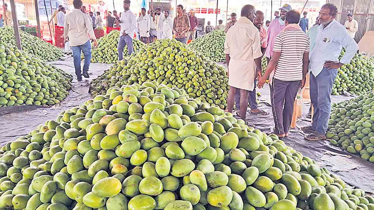 పండ్ల మార్కెట్‌లో రికార్డు అమ్మకాలు