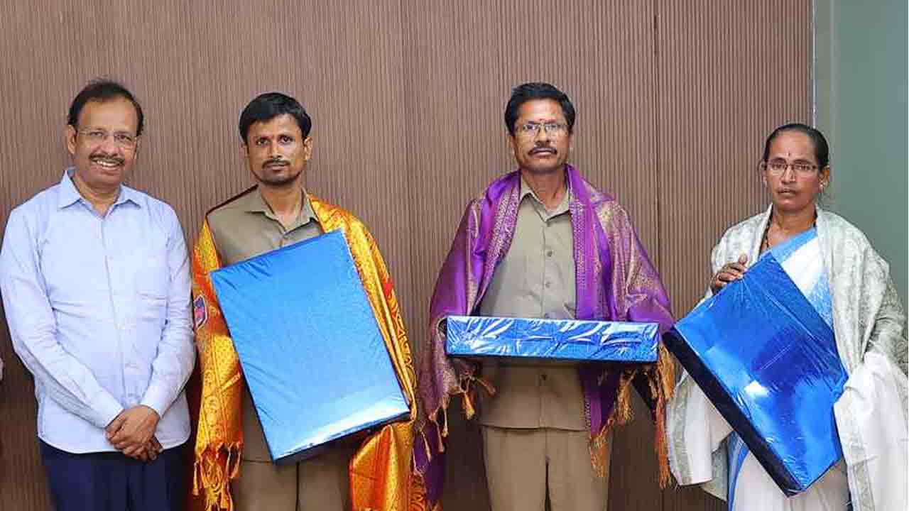 RTC MD Sajjanar | ఆశా కార్యకర్తకు ఆర్టీసీ ఎండీ సన్మానం.. ఏడాది పాటు లగ్జరీ బస్సులో ఉచిత ప్రయాణం.. ఎందుకంటే ?