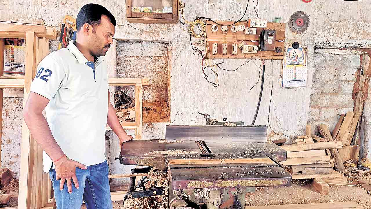 Telangana | దుగోడ మూగబోయింది.. ఆరునెలలుగా పనిలేక వడ్రంగి యాతన!