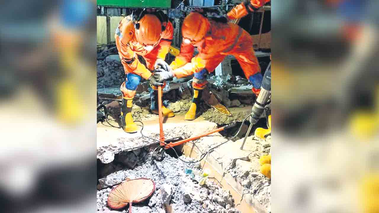 ప్రార్థనల్లోనే 700 మంది సమాధి