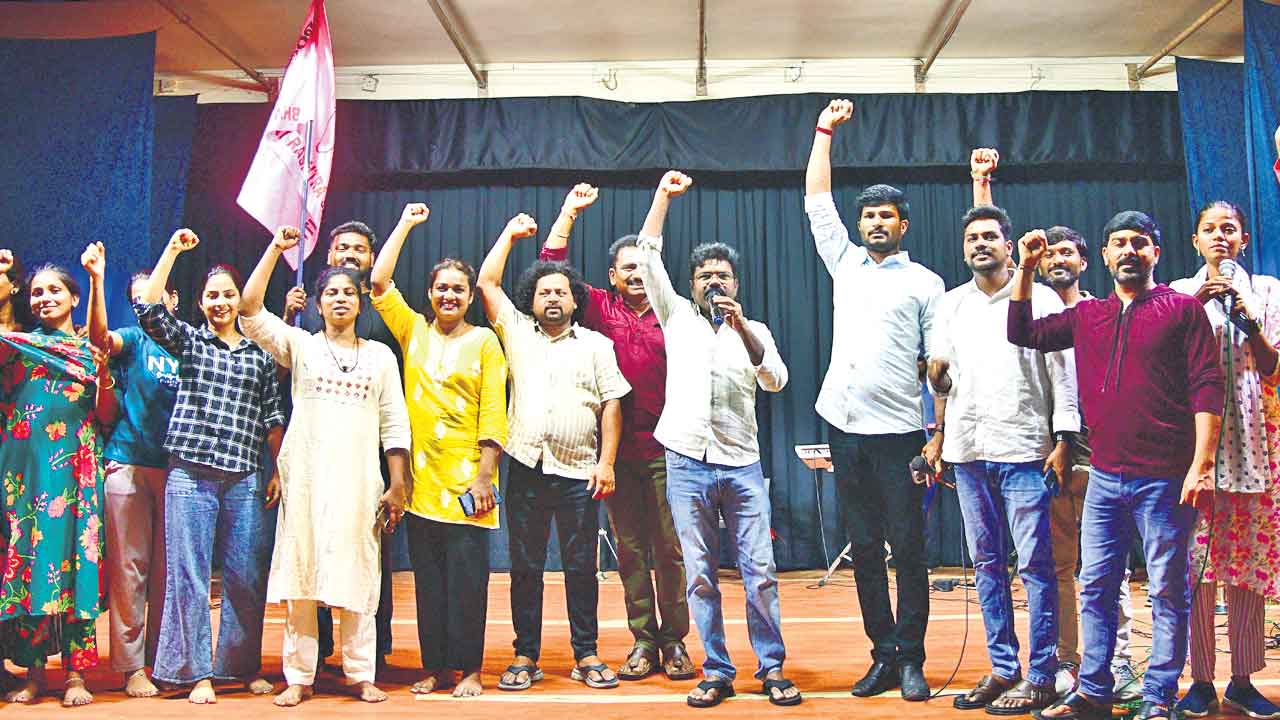 BRS | ఆట, పాటకు ఆయుధమే గులాబీ జెండా.. పరాయి పాలనను పాతరేసింది ఇదే జెండా!