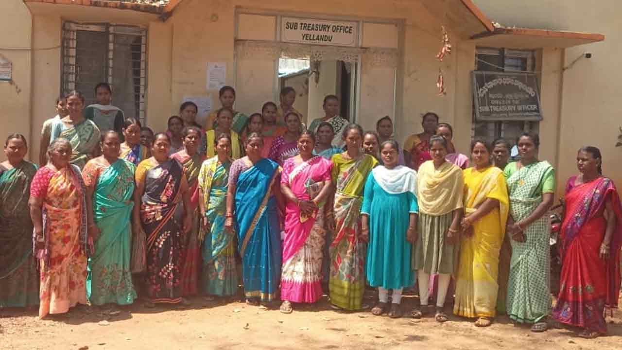 Ration Shop | రేషన్ షాపును ప్రారంభించాలి.. గిరిజన మహిళల నిరసన.. ఎమ్మార్వోకు వినతి