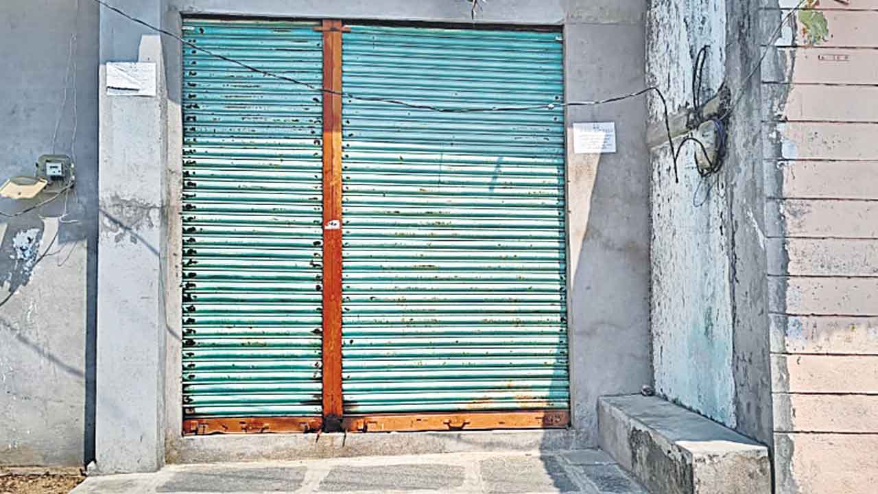 సన్నబియ్యం నోస్టాక్‌.. జనగామ జిల్లా కొడకండ్లలో ఎనిమిది షాపులు బంద్‌