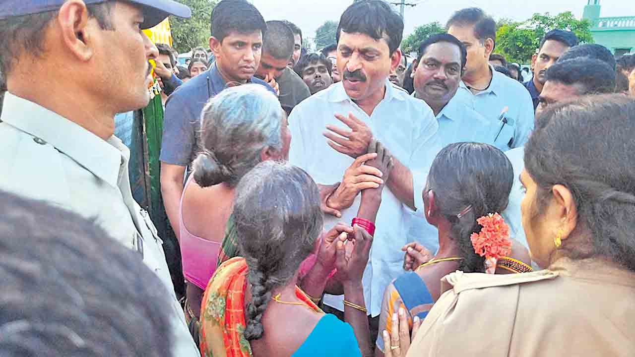 Ponguleti Srinivas Reddy | సారూ ఇండ్లివ్వరూ.. మంత్రి పొంగులేటి చేతులు పట్టుకొని బతిమిలాడిన మహిళలు