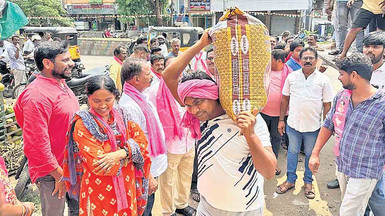 మూటలు ఎత్తి.. కూలి పనులు చేసి