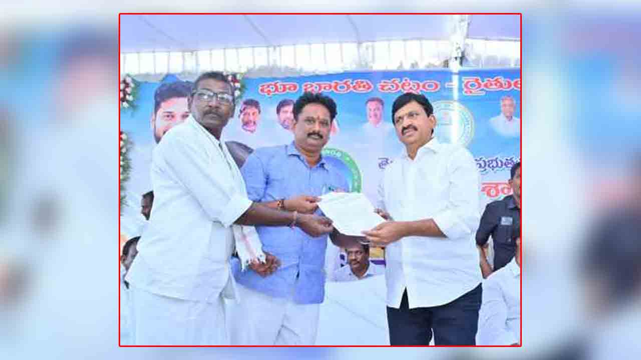 Indiramma Houses | ఇందిరమ్మ ఇళ్లు మంజూరు చేయాలని మంత్రికి వినతిపత్రం అందజేత