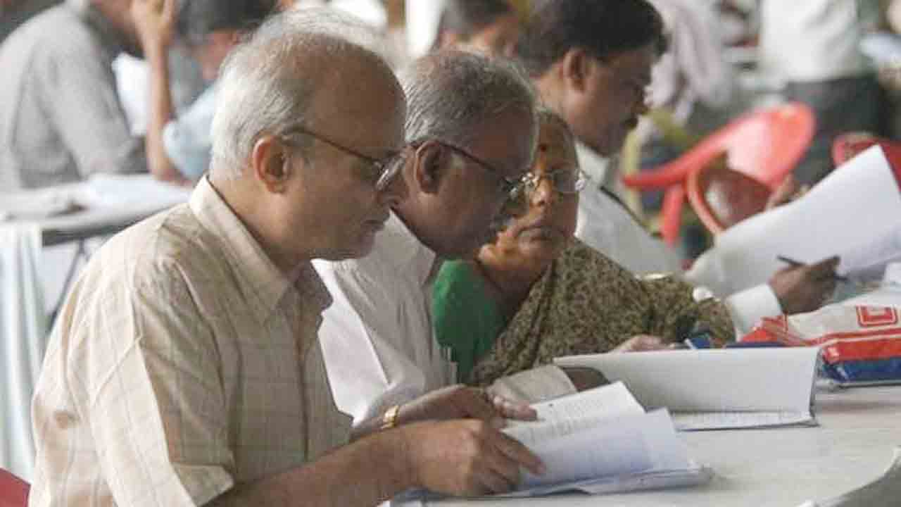 Retired Employees | విశ్రాంత ఉద్యోగుల స్థానాల్లో ఇన్‌చార్జులేరి?.. నిలిచిపోయిన ప్రభుత్వ కార్యకలాపాలు