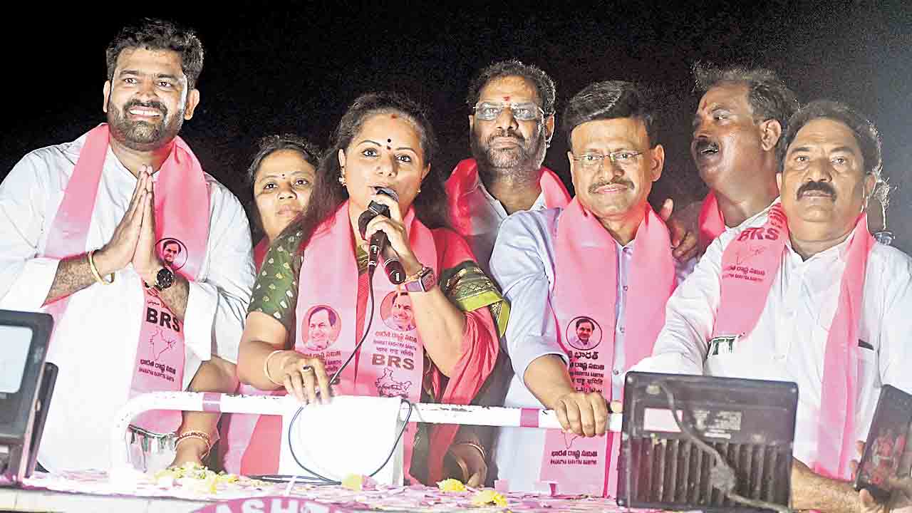 కష్టాల్లో రైతులు.. విదేశాల్లో సీఎం.. అకాల వర్షాలతో రైతన్నకు నష్టం