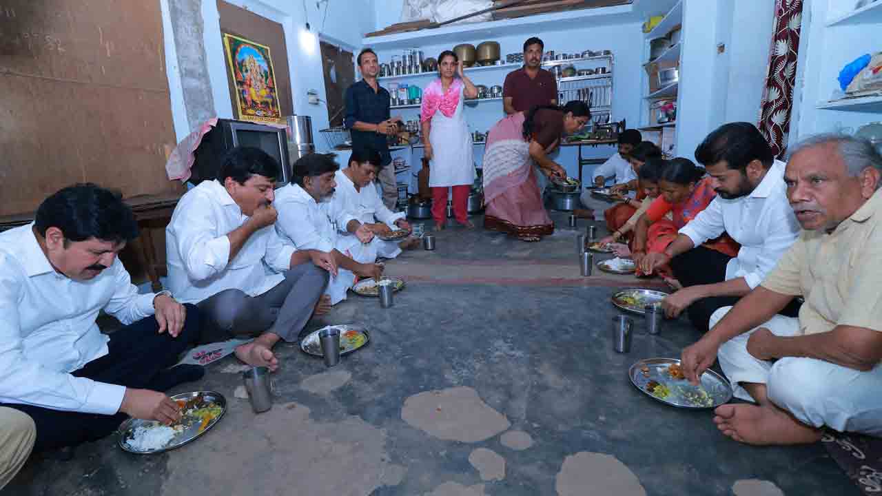 సామాన్యుడి ఇంట్లో సీఎం భోజనం.. ప్రచార ఆర్భాటమా?