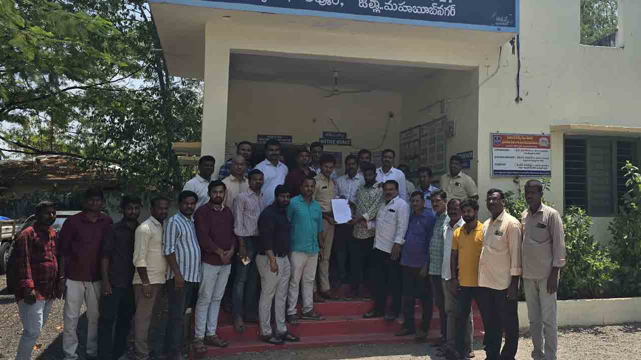 కాంగ్రెస్‌ నేతపై రెవెన్యూ అధికారులకు ఫిర్యాదు