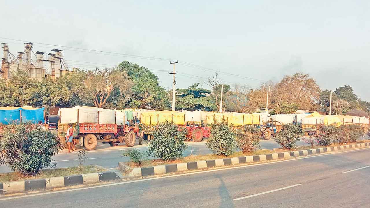 Fine Rice | మిల్లర్లు చెప్పిందే వేదం.. రాసిందే ధర.. సన్నాల రైతు నిలువు దోపిడీ