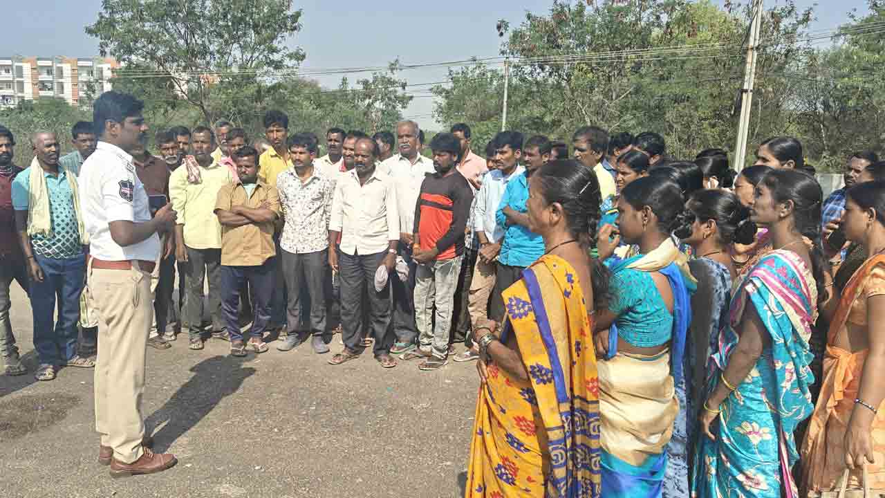 Road Safety Rules | రోడ్డు భద్రతా నియమాలను ప్రతీ ఒక్కరూ పాటించాలి: సీఐ నాగరాజు