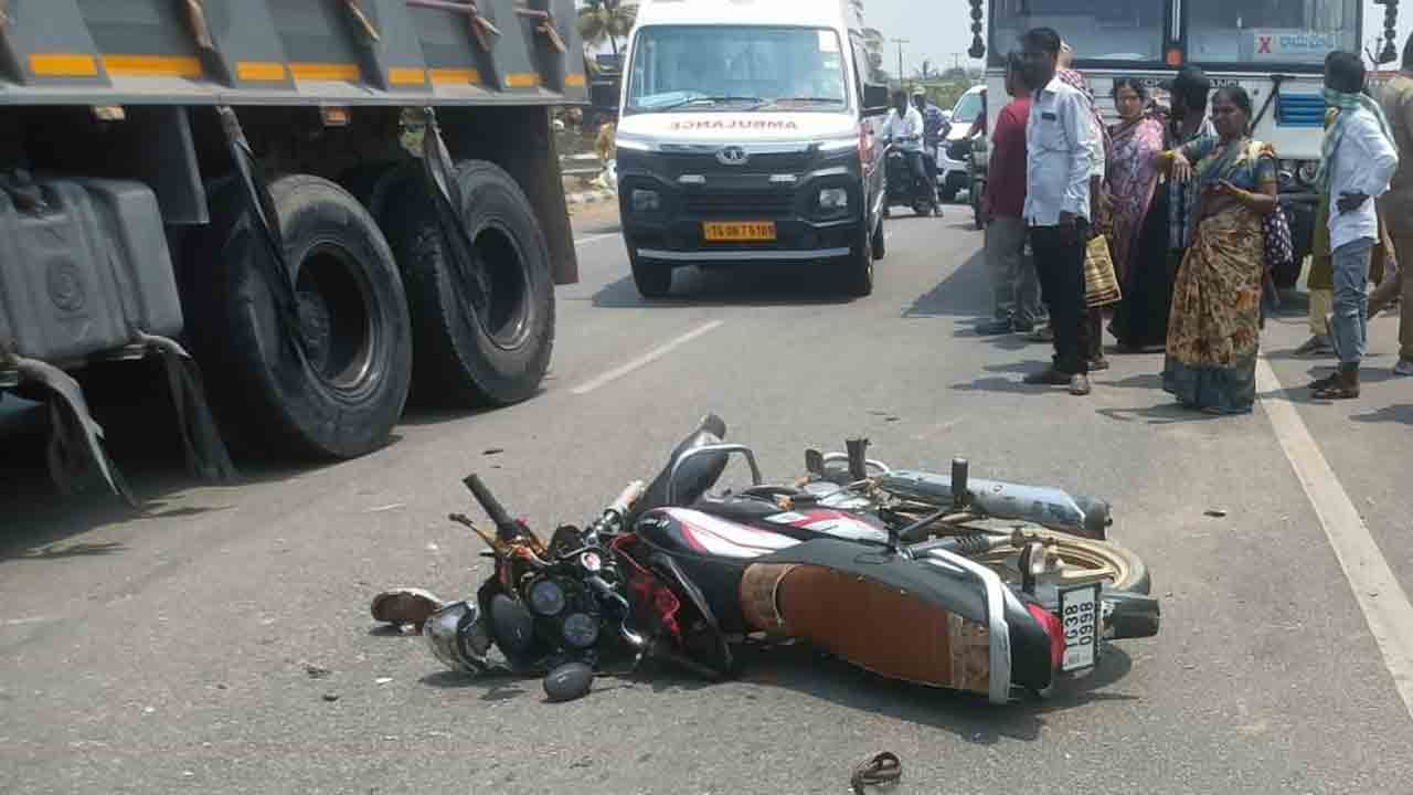 Road Accident | బైకును ఢీ కొట్టిన ఆర్టీసీ బస్‌.. చికిత్స పొందుతూ వ్యక్తి మృతి