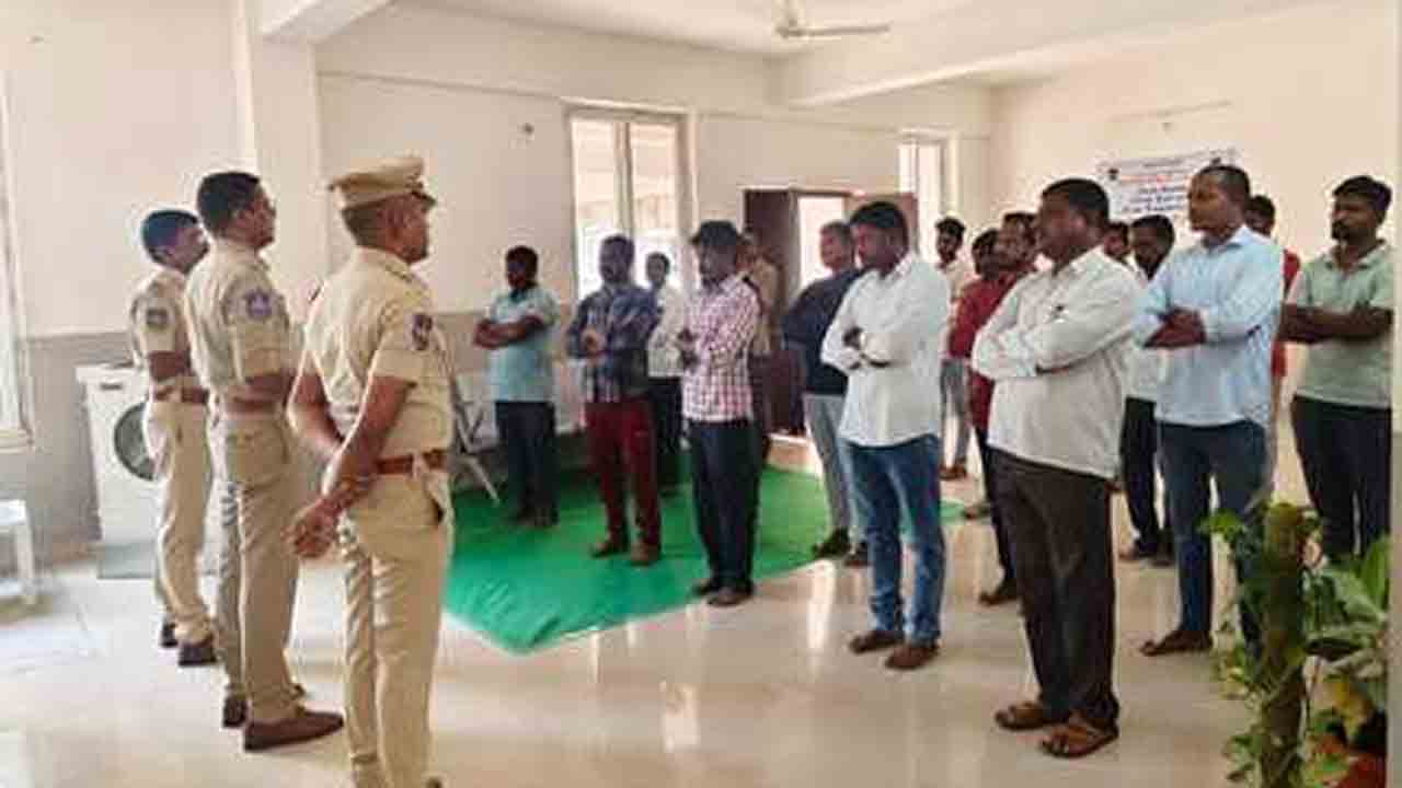 Rowdy sheeters | రౌడీ షీటర్లు సత్ప్రవర్తనతో మెలగాలి : చెన్నూర్‌ రూరల్‌ సీఐ