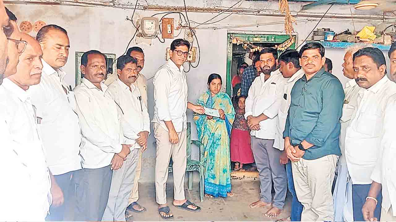 రైతు కుటుంబానికి బీఆర్‌ఎస్‌ భరోసా