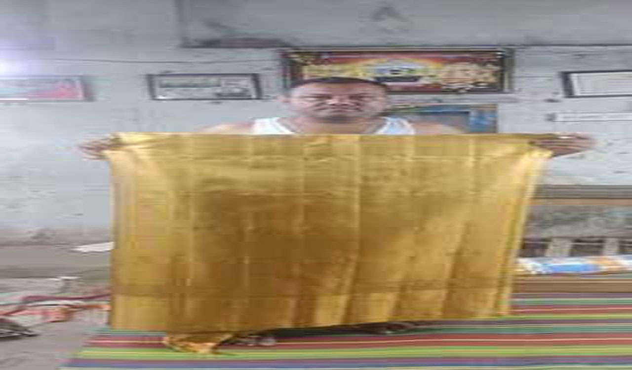 Sircilla | బంగారంతో చీరపై పూల డిజైన్..- సిరిసిల్ల నేత కార్మికుడి ప్రతిభ