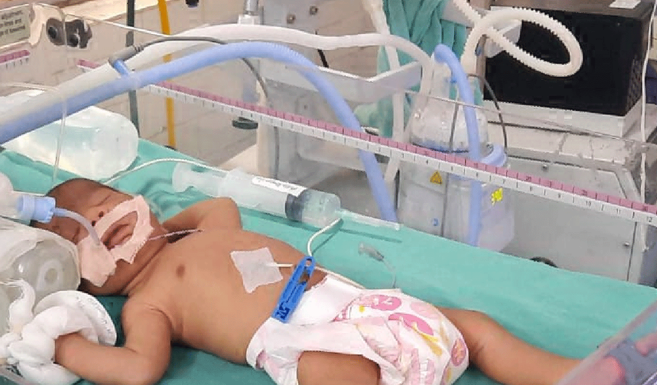 ఆరు రోజుల పసికందుతో ఆస్పత్రికి..!