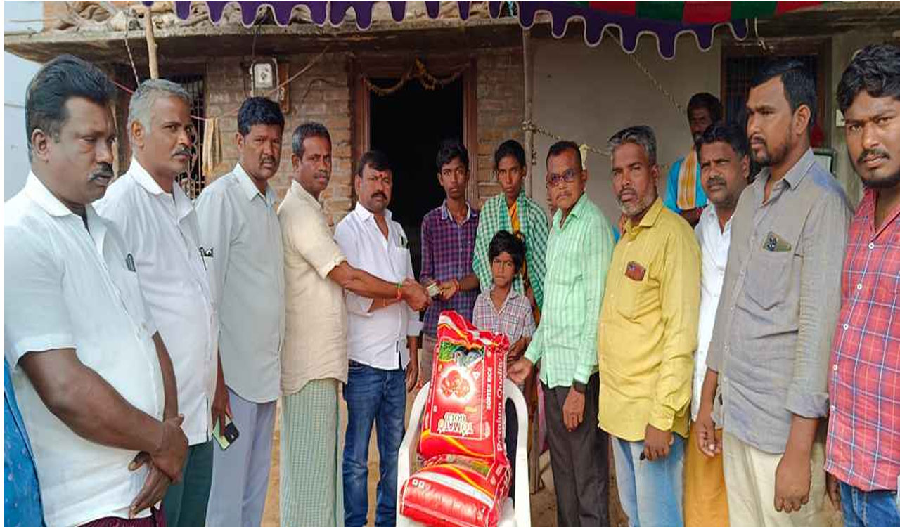 Siricilla సిరిసిల్ల లో మాజీ ప్రజా ప్రతినిధుల ఔదార్యం