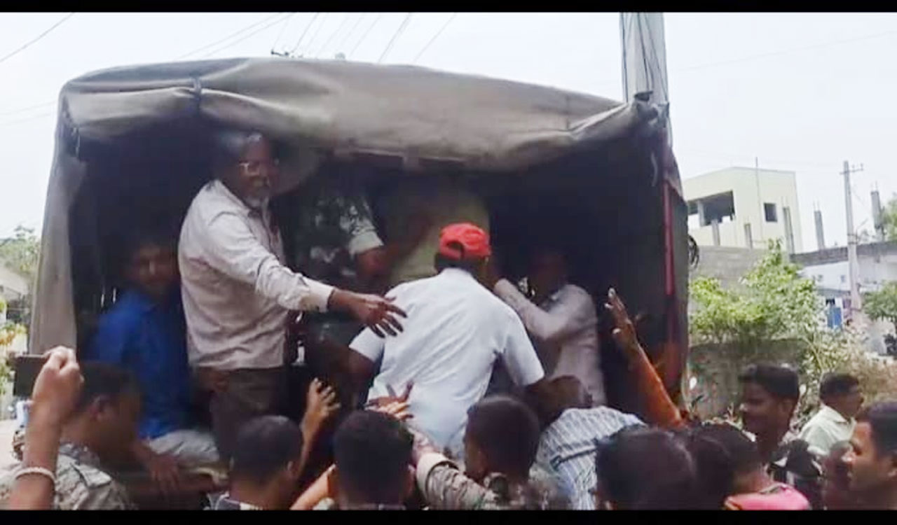 Siricilla Arrest | సిరిసిల్లలో నేతన్నల అరెస్ట్