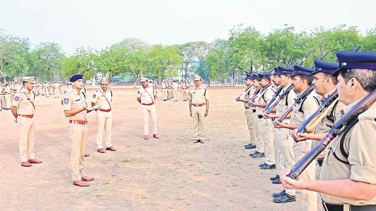 పోలీసులకు క్రమశిక్షణ తప్పనిసరి
