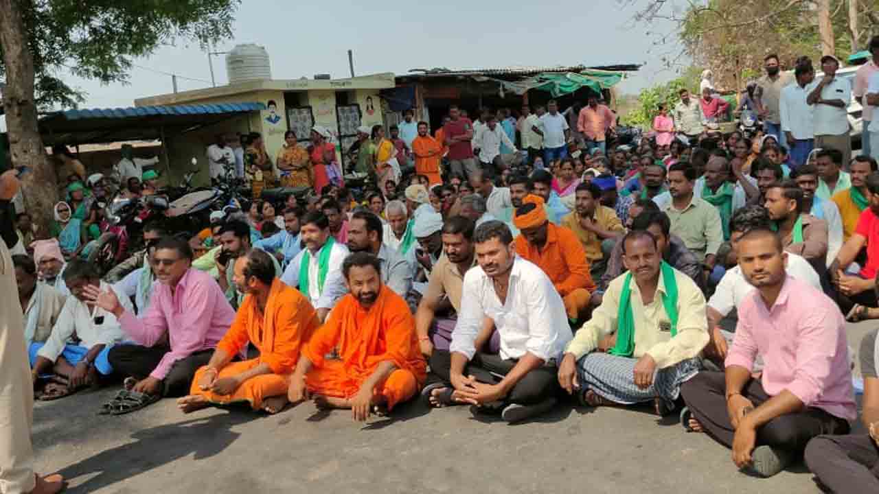 Sadarmat Water | సదర్మాట్‌ సాగునీటి కోసం రోడ్డెక్కిన రైతులు.. రహదారిపై రాస్తారోకో