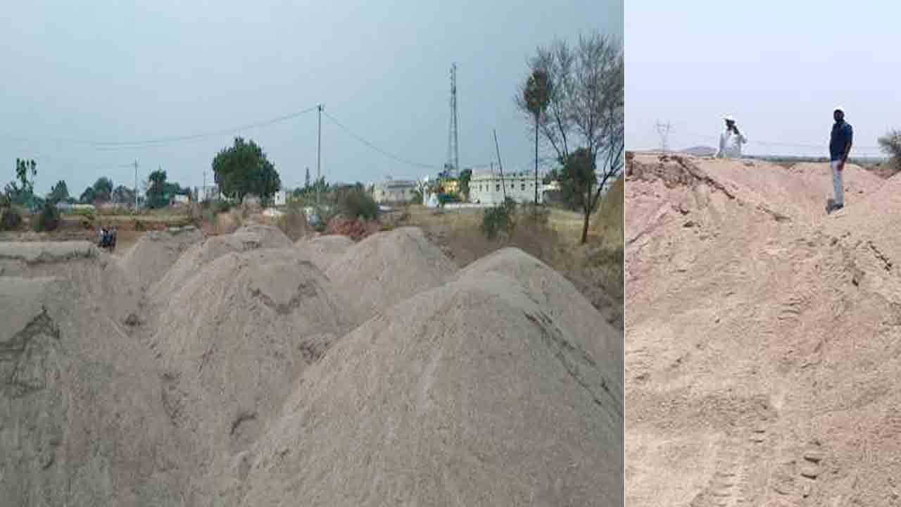 Sand Dump Seize | ముడుమల్‌ గ్రామ శివారులో అక్రమ ఇసుక డంపు సీజ్