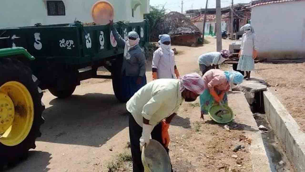 Sanitation Works | గ్రామాల్లో కలియతిరిగి.. మురికి కాలువలను శుభ్రం చేయించి..