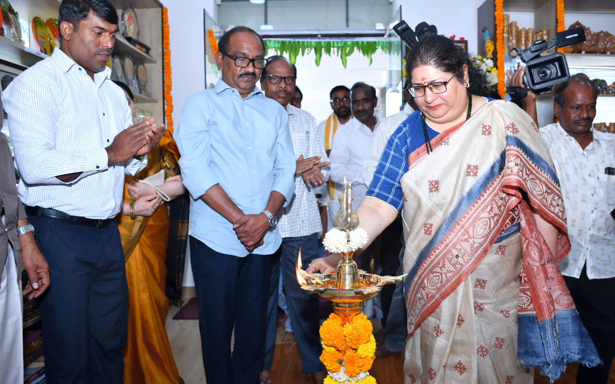 Yadagirigutta : హస్తకళలను ప్రోత్సహించేందుకే ”గోల్కొండ హస్తకళా విక్రయశాల” : శైలజా రామయ్యర్