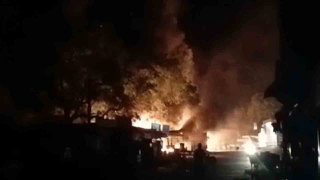 Shops Set On Fire | వ్యక్తిపై కాల్పులు జరిపి హత్య.. షాపులకు నిప్పుపెట్టిన ఆందోళనకారులు