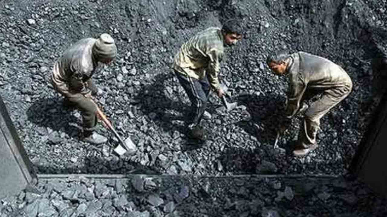 Singareni Contract Labourers | సింగరేణి కాంట్రాక్ట్ కార్మికులకు యాజమాన్యమే వైద్యం అందించాలి.. సీఐటీయూ నేత అరవింద్ డిమాండ్