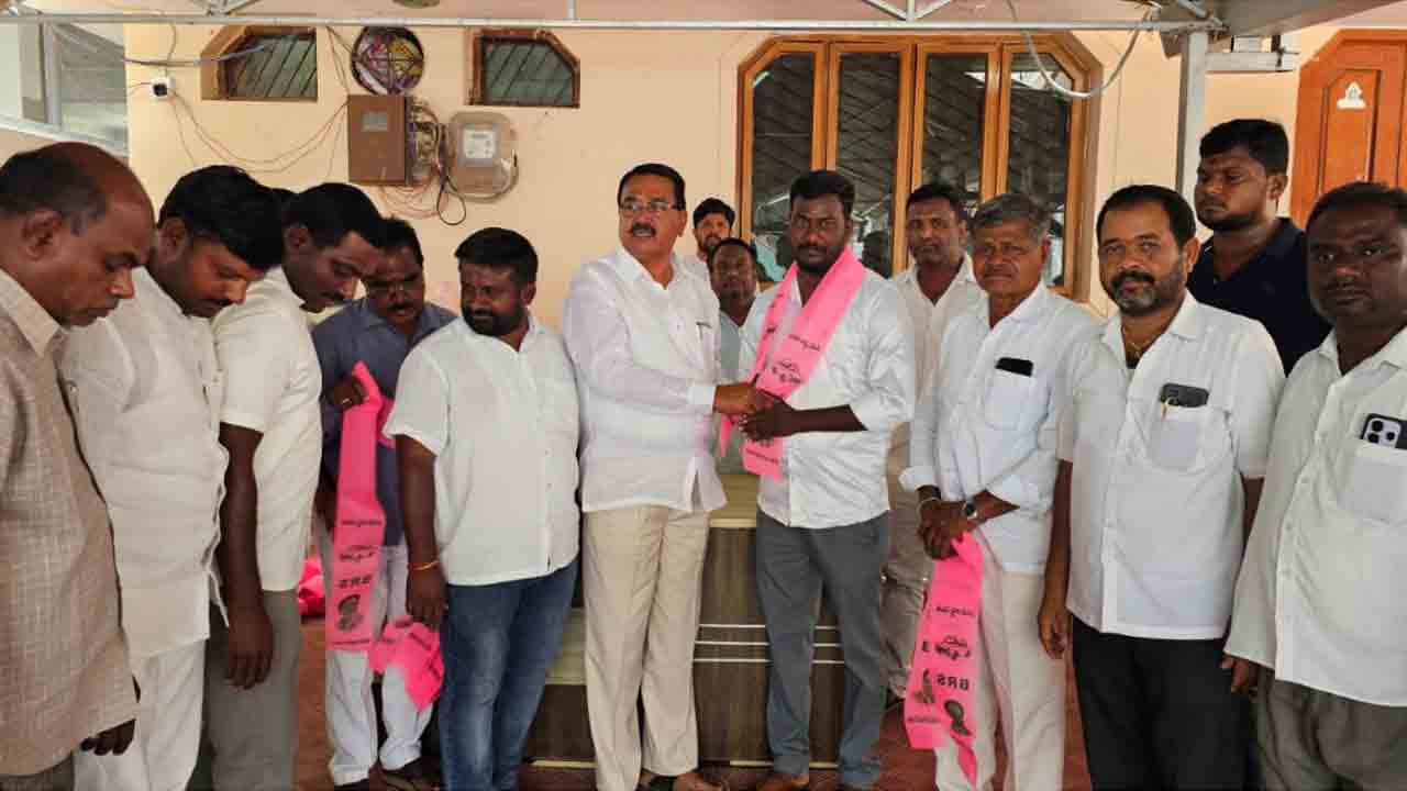 గులాబీ దళంలోకి కాంగ్రెస్‌ నేత