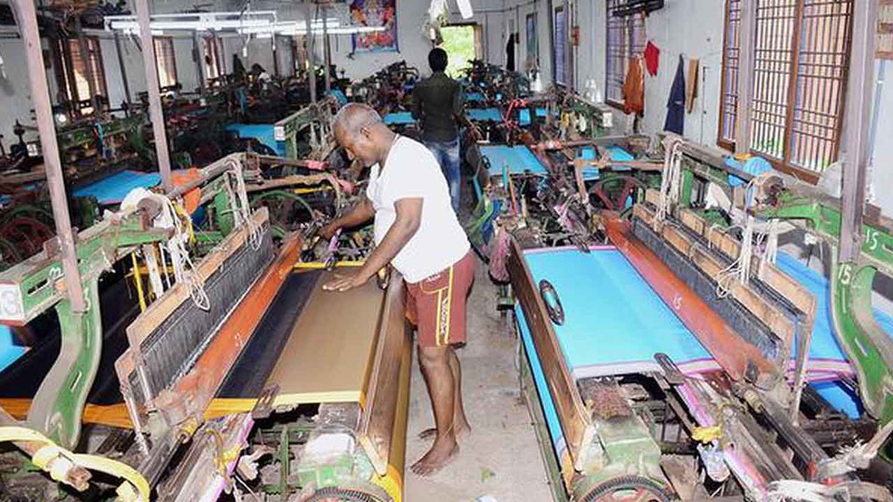 సిరిసిల్ల నేతన్నలపై అణచివేత ఆపాలి